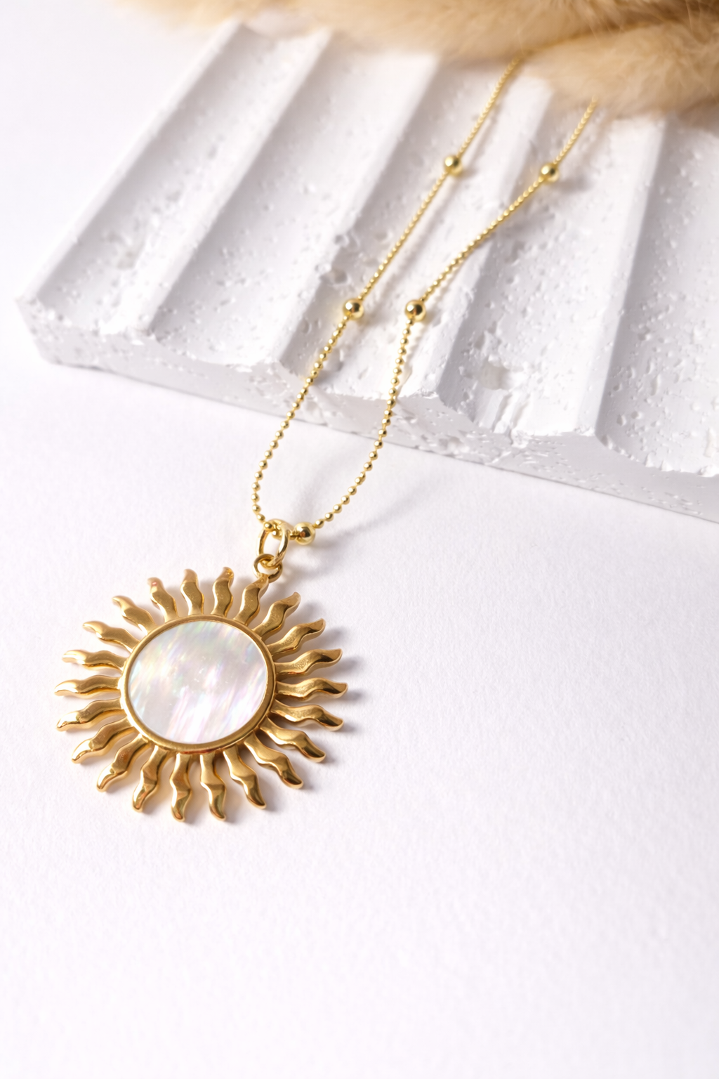 Collar Sol Dorado con Nácar | Elegancia y Energía en una Joya