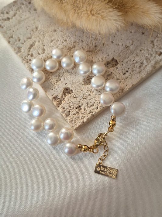 Pulsera Huggie de Perlas – Elegancia Clásica Hecha a Mano