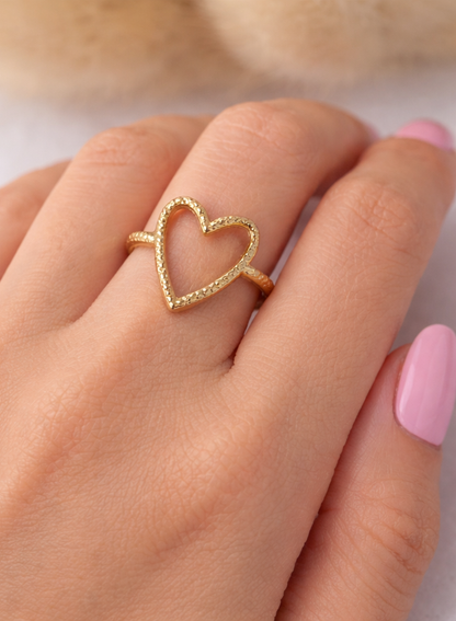 Anillo Corazón Abierto Texturizado|Dorado Elegante