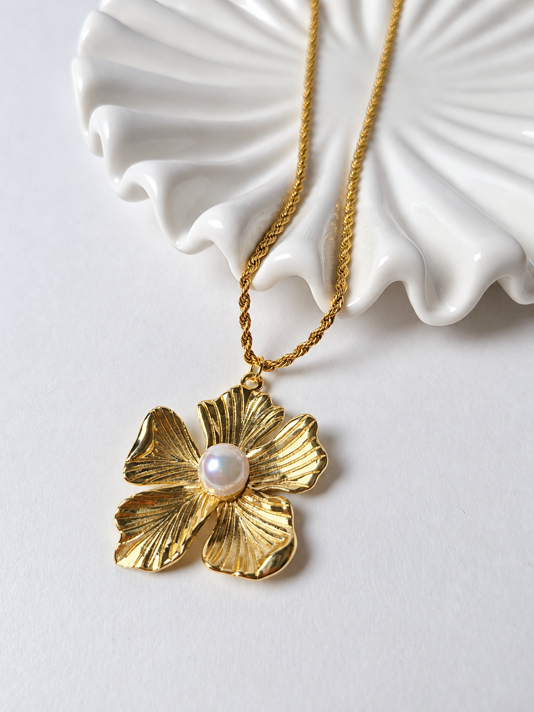 Collar Flor de Luz Dorada con Perla | Isa & Zoé Creations