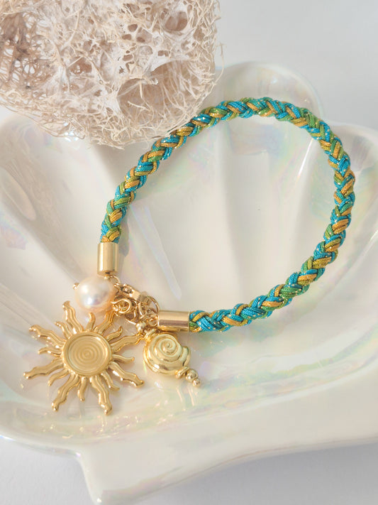 Pulsera Sol y Marea con Hilo Trenzado Multicolor y Dijes Dorados