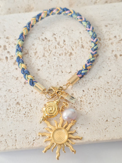 Pulsera Sol y Marea con Hilo Trenzado Multicolor y Dijes Dorados
