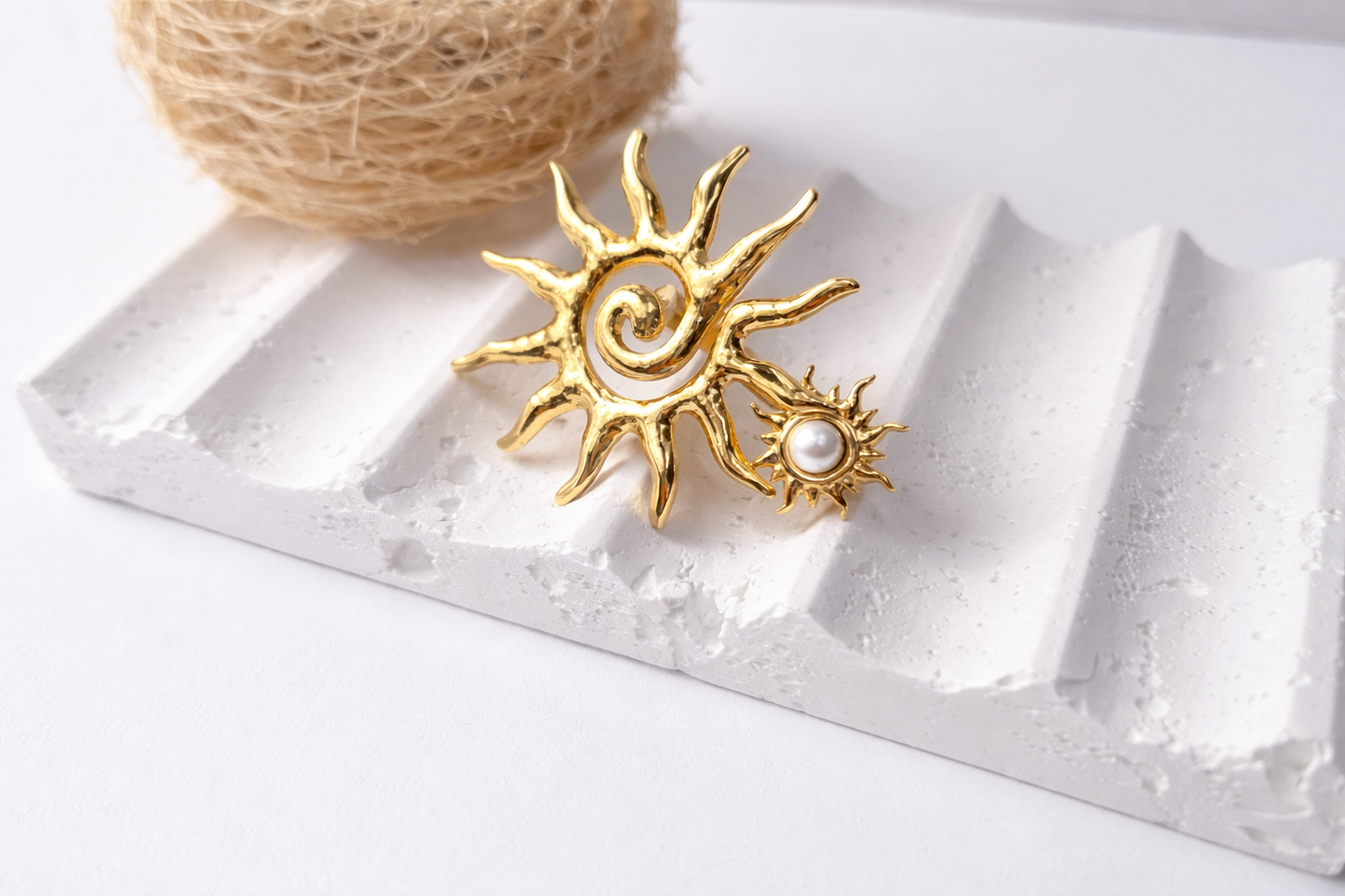 Sortija Sol Eterno | Anillo Dorado con Perla Elegante