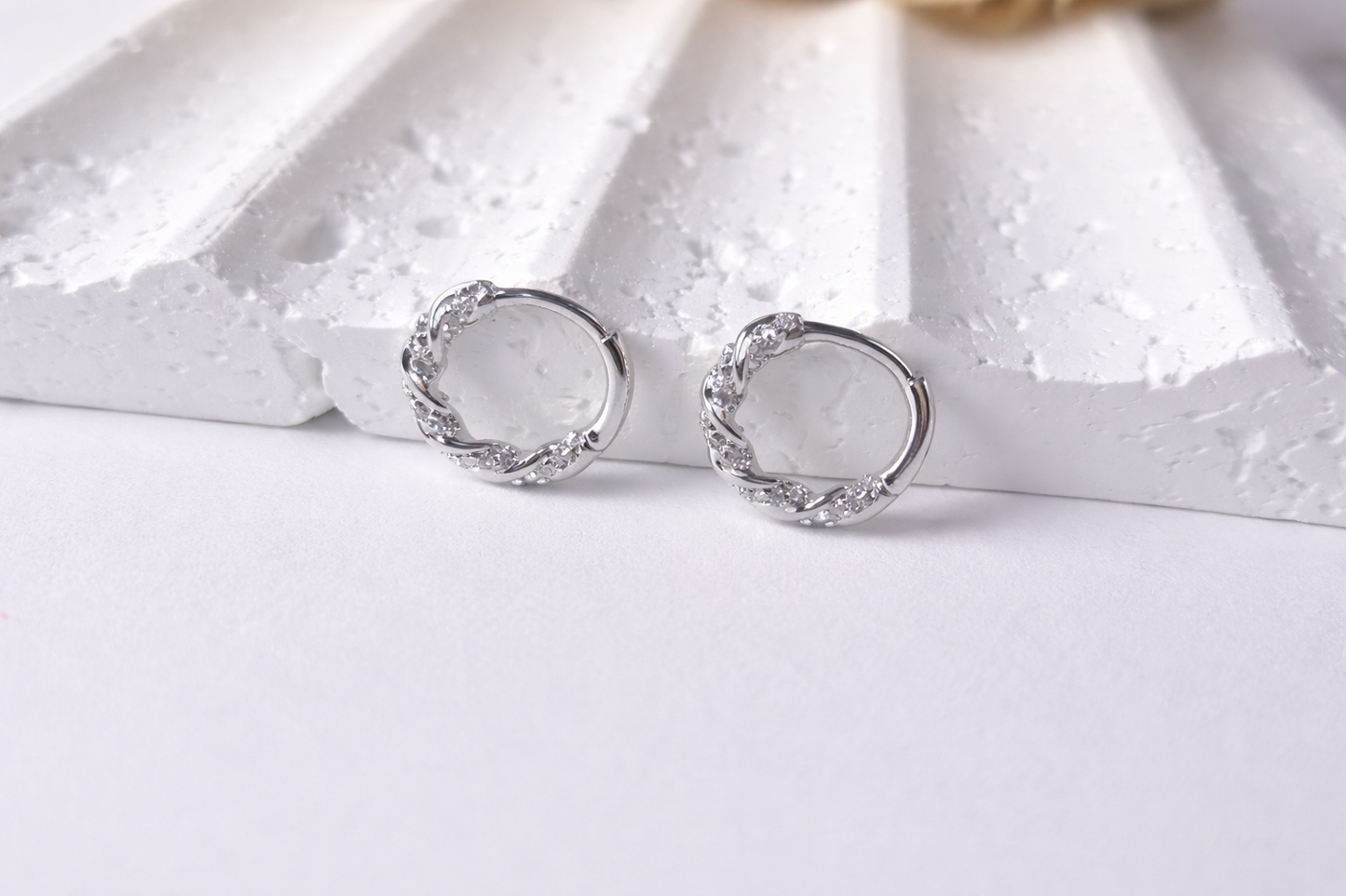 Aretes Brillo Infinito | Huggies con Zirconia Elegantes y Modernos