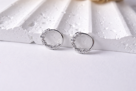 Aretes Brillo Infinito | Huggies con Zirconia Elegantes y Modernos