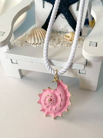 Corazón del Mar | Collar de Concha con Detalles Dorados y Cordón Trenzado