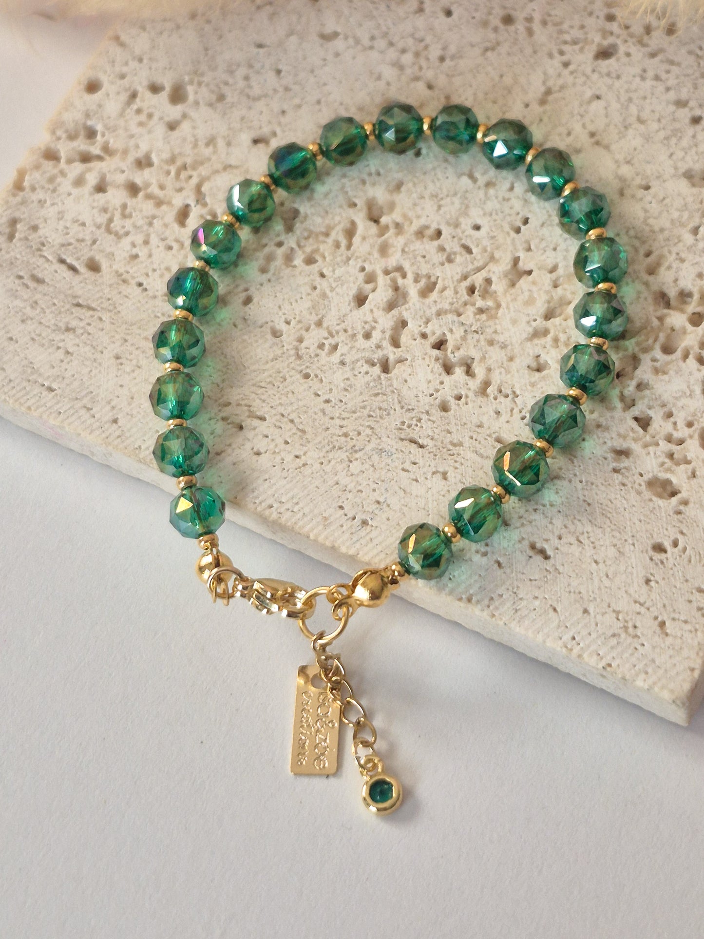 Pulsera Crystal Aura – Cristales iridiscentes con dije dorado