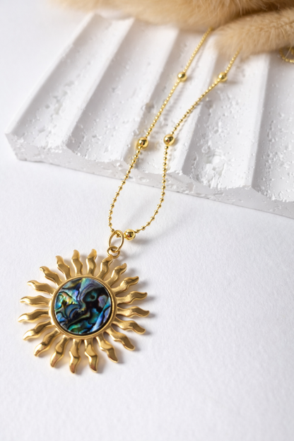 Collar Sol Dorado con Nácar | Elegancia y Energía en una Joya