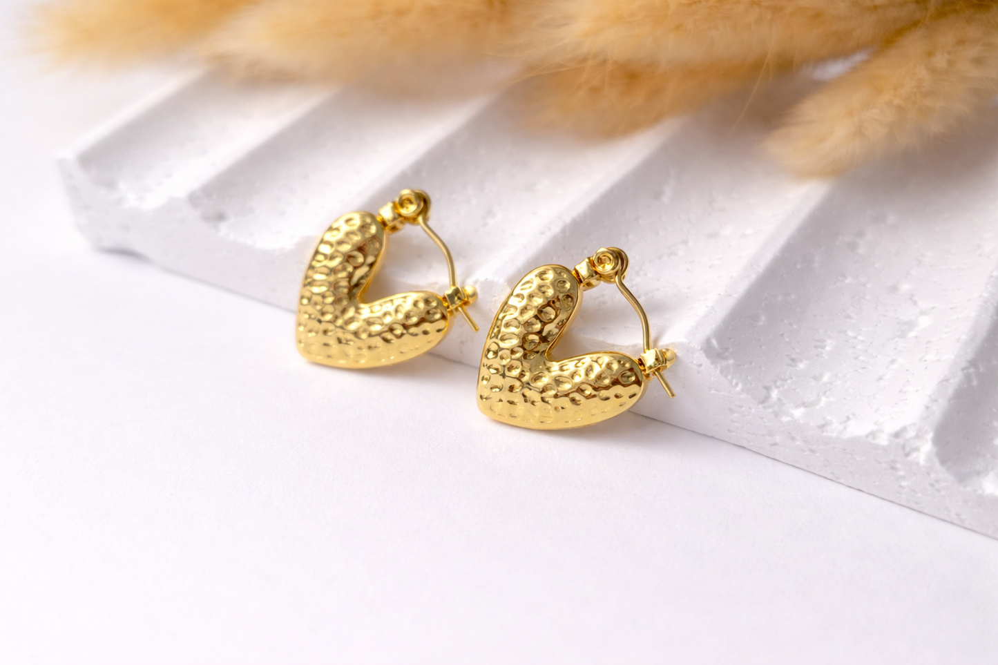 Aretes Amor Dorado | Pendientes de Corazón Elegantes