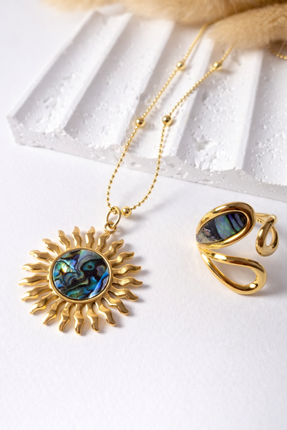 Collar Sol Dorado con Nácar | Elegancia y Energía en una Joya
