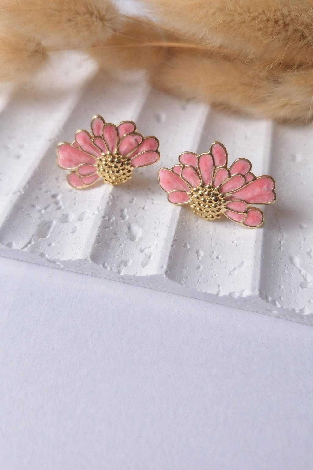 Aretes Flor Esmaltada| Dorados Elegantes para Mujer