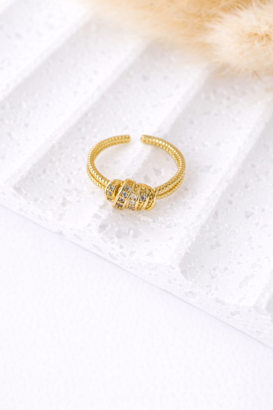 Anillo Dorado Texturizado con Zirconias Ajustable