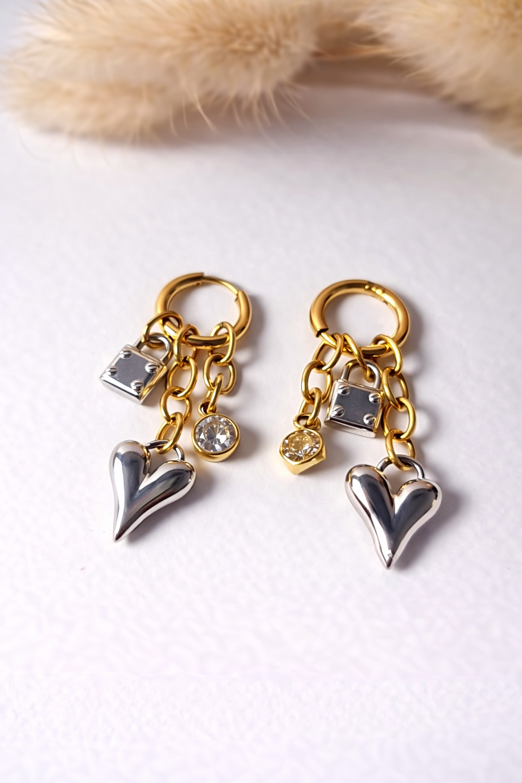 Aretes Corazón Rebelde | Aros con Charms Dorados y Zirconia