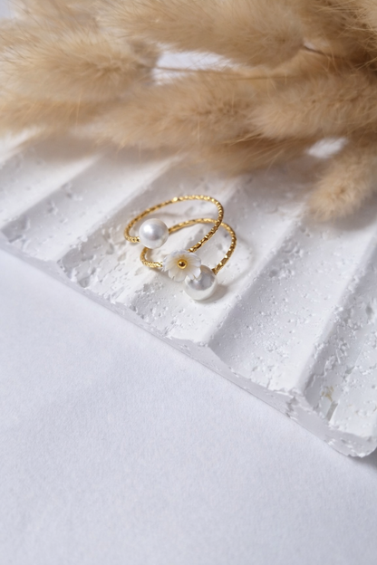 Anillo Floral con Perlas Suspiro de Primavera| Ajustable Dorado Elegante