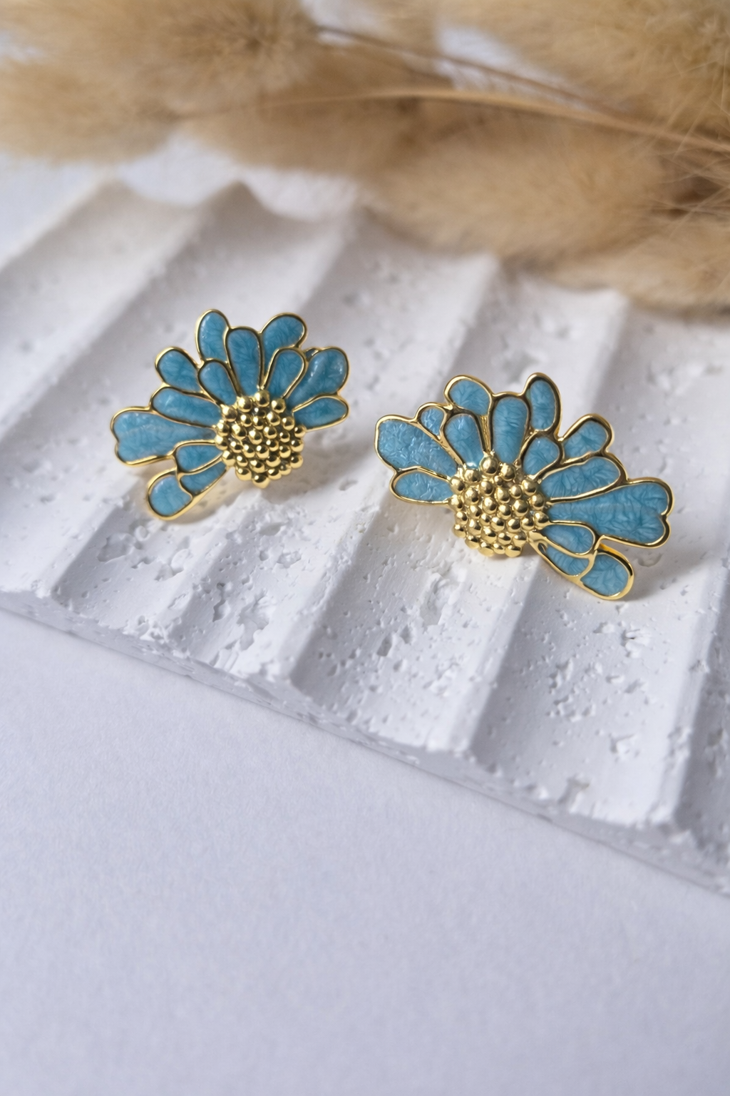 Aretes Flor Esmaltada| Dorados Elegantes para Mujer