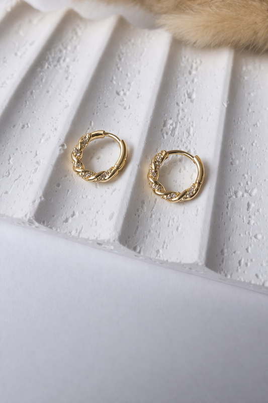 Aretes Brillo Infinito | Huggies con Zirconia Elegantes y Modernos