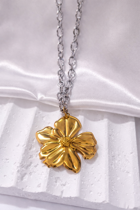 Collar Flor Dorada Statement | Elegancia Natural