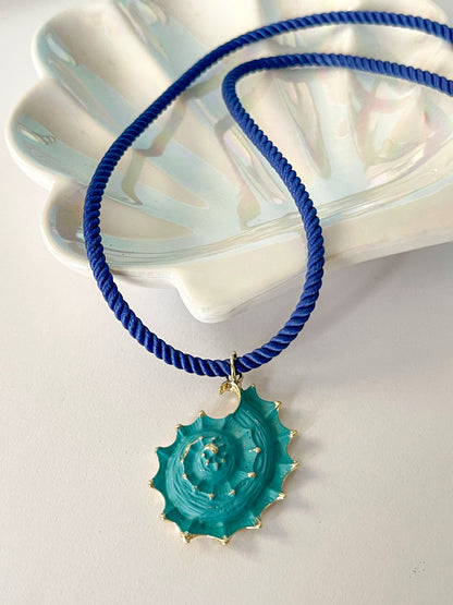 Corazón del Mar | Collar de Concha con Detalles Dorados y Cordón Trenzado
