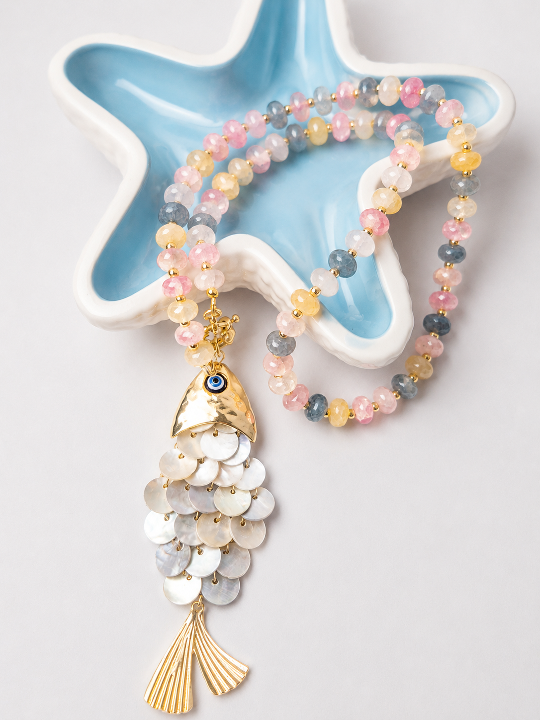 Tesoro del Arrecife | Collar con Pez de Nácar y Cristales