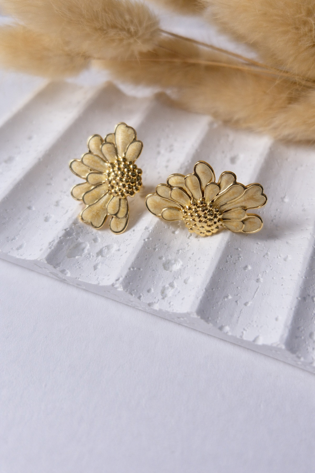 Aretes Flor Esmaltada| Dorados Elegantes para Mujer
