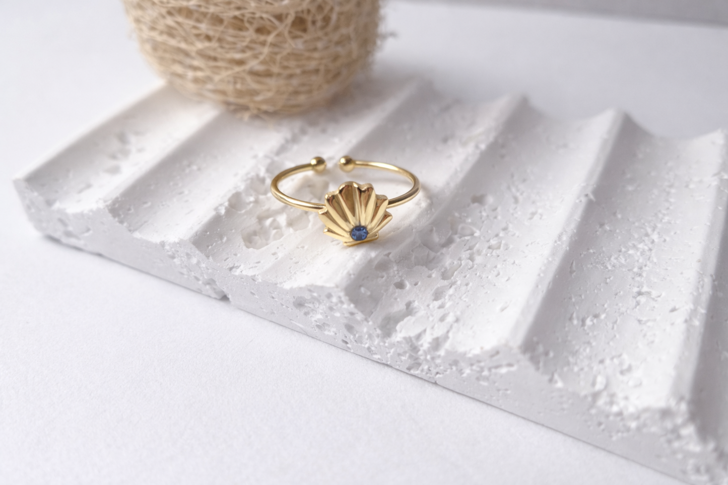 Sortija Brisa Marina | Anillo Concha Dorada con Piedra Azul