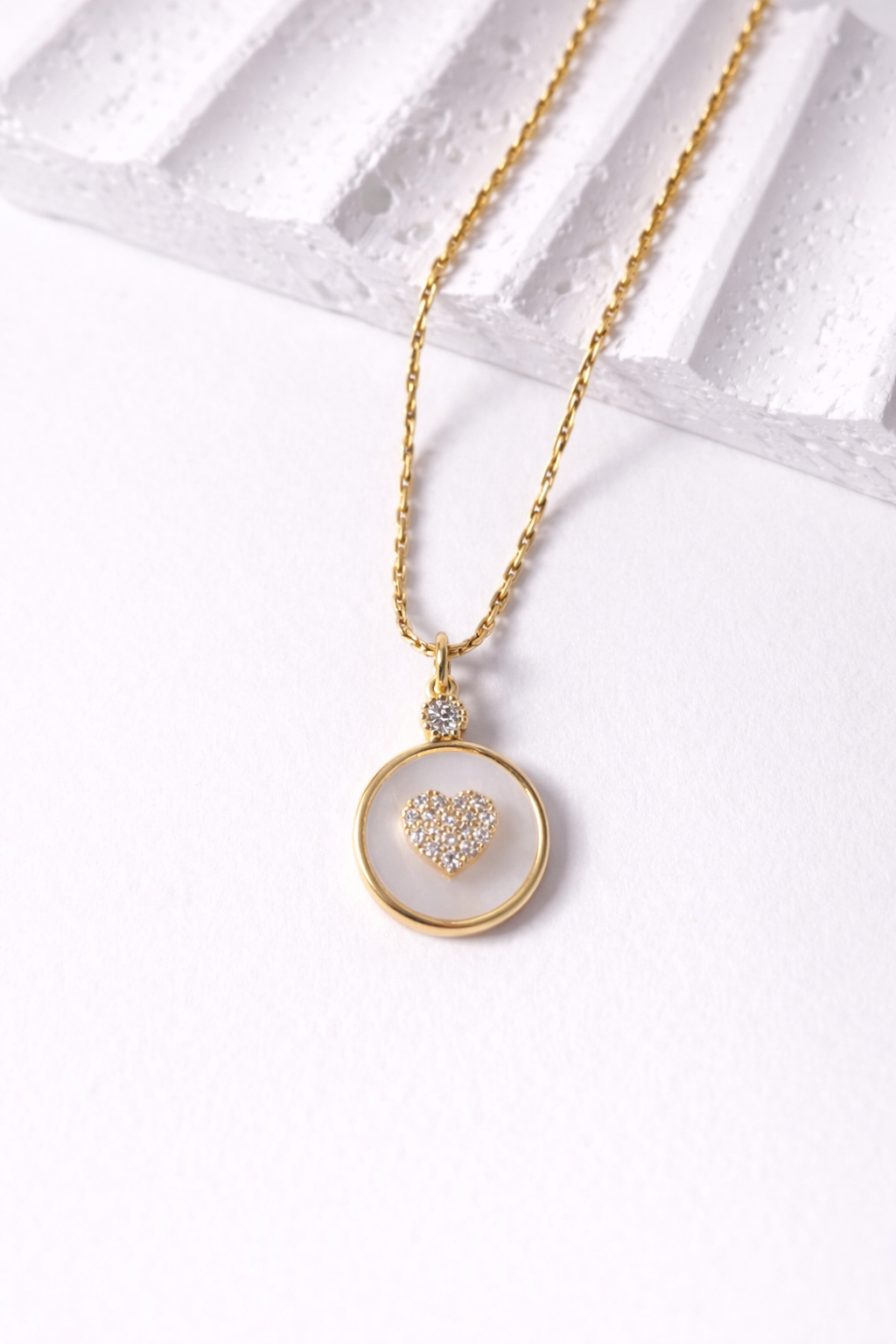 Collar Corazón Eterno | Dije Circular con Corazón Brillante