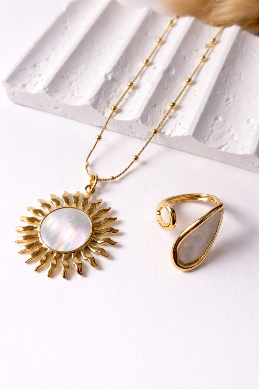 Collar Sol Dorado con Nácar | Elegancia y Energía en una Joya