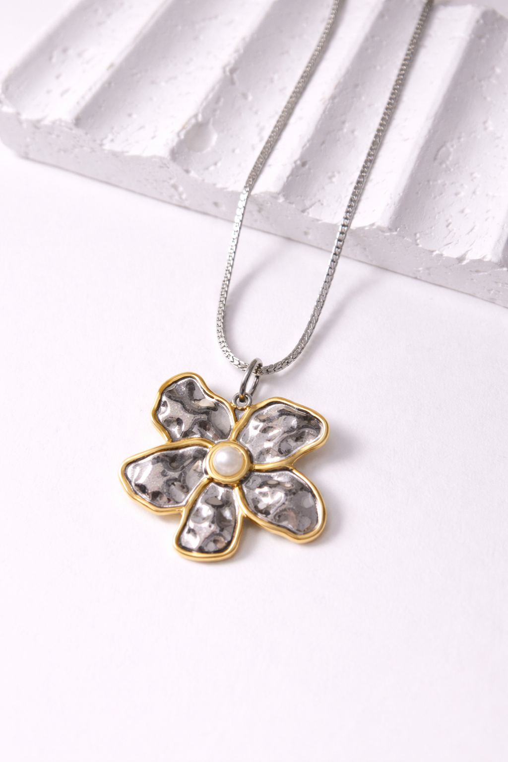Collar Flor Aura | Dije Floral Elegante con Perla Central